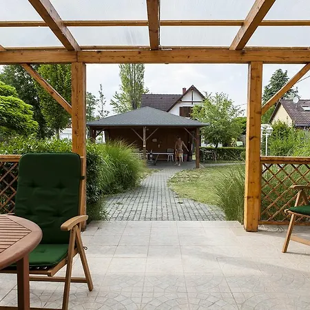 度假居 Tagas Nyaralo A Balaton Partjanal 巴拉顿扎佐