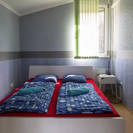 Tagas Nyaralo A Balaton Partjanal
